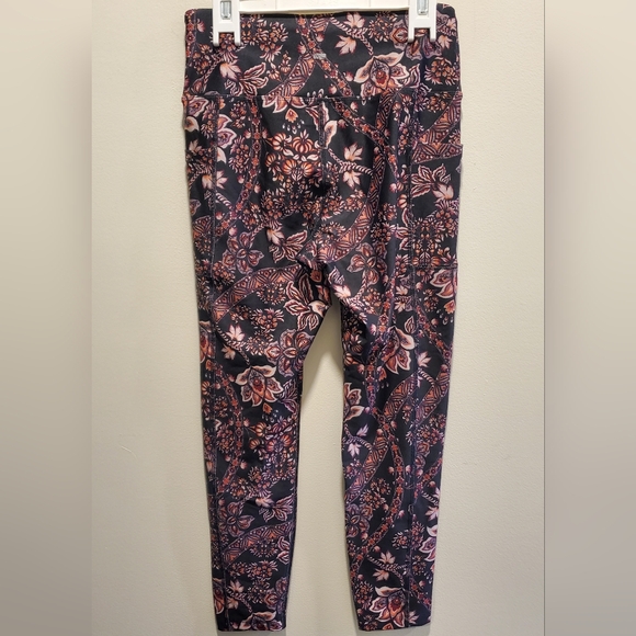 ☆ 3/35$ | MARIKA | Black & Pink Paisley Active Leggings w/ Pockets Size Medium - Picture 3 of 7